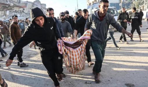 فلسطينيون يحملون جثمان أحد الشهداء بعد غارة جوية إسرائيلية على مدينة غزة 8/3/2026 | وكالة الأنباء الفرنسية