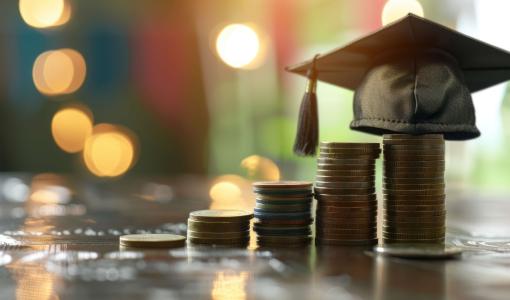 صورة مولدة بالذكاء الاصطناعي لقبعة تخرج فوق نقود معدنية | freepik