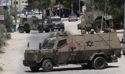 مدرعة لجيش الاحتلال تغلق طريقا في الضفة الغربية | الأناضول