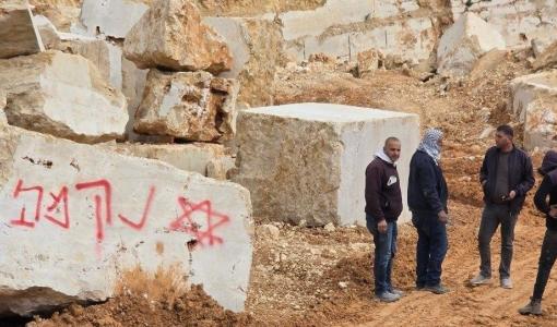 مسـتوطنون يخطون شعارات عنصرية في منطقة الربيعة في سعير شمال شرق الخليل 25/3/2026 | فلسطين بوست