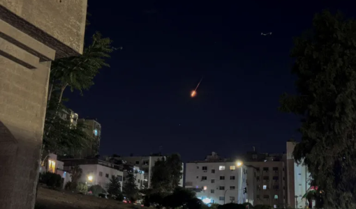 أرشيفية لنيران في سماء عمان بعد عبور ما يشتبه بأنه صاروخ إيراني | رويترز