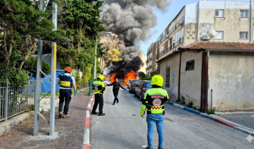 نيران مشتعلة في بني براك شرق تل أبيب بعد سقوط رؤوس عنقودية من صاروخ إيراني 31/3/2026 | مواقع التواصل