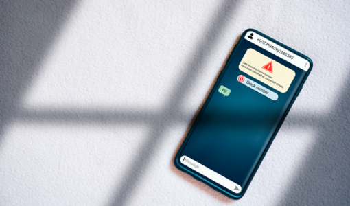 صورة مولدة بالذكاء الاصطناعي لهاتف محمول تظهر على شاشته رسائل تنبيه وهمية | تعبيرية freepik