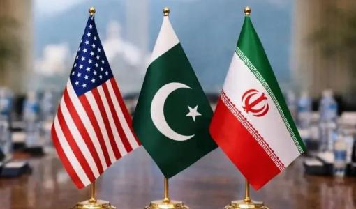 أعلام إيران وباكستان والولايات المتحدة الأمريكية