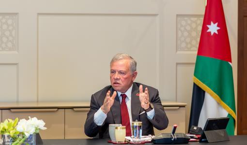 الملك عبدالله الثاني خلال ترؤسه اجتماعا للاطلاع على إجراءات الحكومة استعدادا لتنفيذ مشروع الناقل الوطني للمياه 19/4/2026 | الديوان الملكي الهاشمي﻿