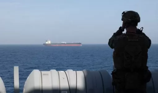 جندي من مشاة البحرية الأمريكية يراقب حركة الملاحة خلال حصار بحري قبالة الموانئ الإيرانية | القيادة المركزية الأمريكية