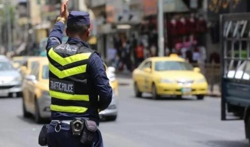 رجل سير في أحد شوارع العاصمة عمان