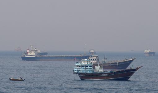 سفن وقوارب في مضيق هرمز قبالة ساحل مسندم العُماني 20/4/2026 | رويترز