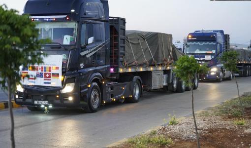 شاحنة تضع على مقدمتها أعلام الدول المشاركة بقافلة مساعدات إنسانية دولية مشتركة متجهة من الأردن إلى لبنان 23/4/2026 | الهيئة الخيرية الهاشمية