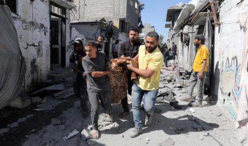 شبان يحملون جثمان شهيد في غزة | أرشيفية