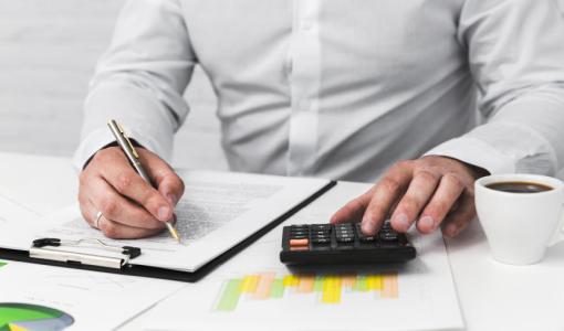 شخص يجري حسابات مالية | تعبيرية