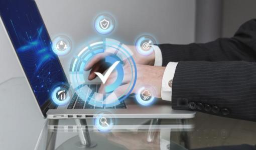 شخص يستخدم حاسوبا محمولا | تعبيرية