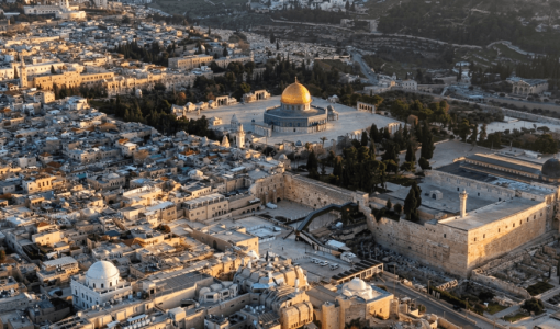 صورة جوية تظهر المسجد الأقصى المبارك وتبدو قبة الصخرة المشرفة لامعة
