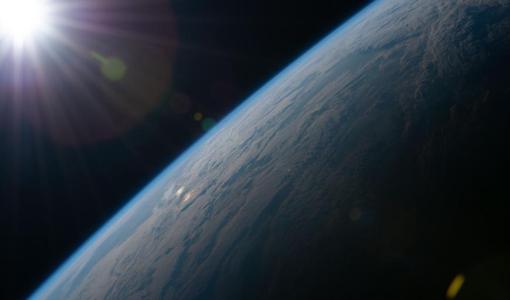 صورة من محطة الفضاء الدولية تظهر جزء الأرض وسطوع الشمس 21/4/2026 | ناسا