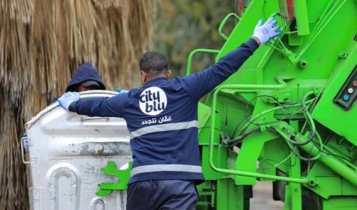 عاملون ضمن إحدى الشركات المزودة للخدمة يجمعون وينقلون النفايات في منطقتي زهران وطارق 1/4/2026 | أمانة عمان الكبرى