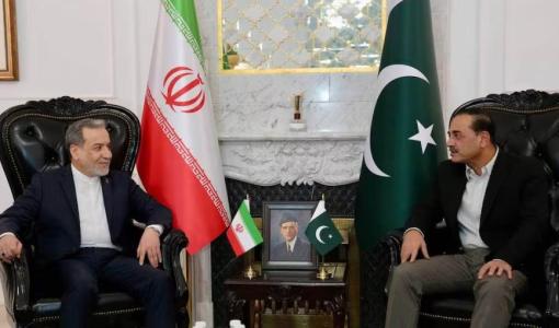 وزير الخارجية الإيراني عباس عراقجي (يسار) يلتقي بقائد الجيش الباكستاني المشير عاصم منير في إسلام أباد | أسوشييتد برس