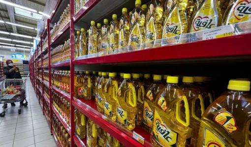 عبوات زيوت نباتية على أرفف أحد المتاجر