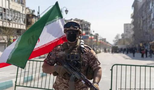 عنصر من الحرس الثوري الإيراني في أحد شوارع العاصمة طهران