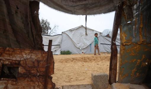 فتاة تقف في مخيم مؤقت للنازحين الفلسطينيين في منطقة نهر البارد في خانيونس بجنوب قطاع غزة | وكالة الأنباء الفرنسية