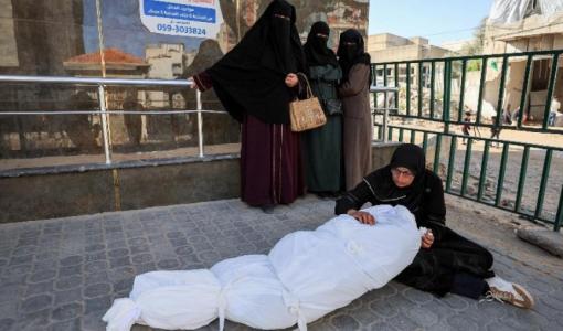 فلسطينية في مستشفى الشفاء بمدينة غزة وتحتضن جثمان أحد أولادها الذي استشهد في قصف إسرائيلي 9/4/2026 | رويترز