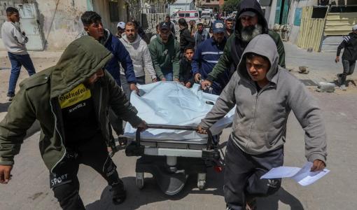 فلسطينيون ينقلون جثمان شهيد ارتقى بقصف استهدف وسط مدينة غزة 13/4/2026 | رويترز