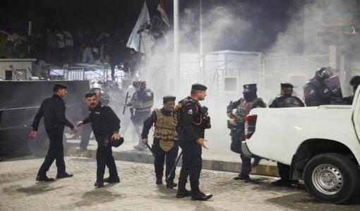 قوات أمن عراقية أمام القنصلية الكويتية في البصرة 7/4/2026 | رويترز