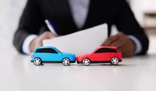 لعبتان على شكل سيارة | تعبيرية