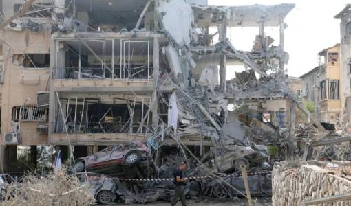 مبنى تضرر بعد هجوم صاروخي باليستي إيراني بالقرب من تل أبيب | أسوشييتد برس