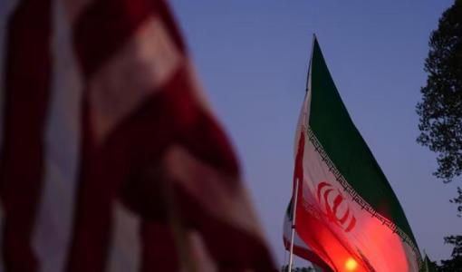 متظاهرون يرفعون العلم الإيراني أمام البيت الأبيض بعد إعلان ترامب وقف إطلاق نار لمدة أسبوعين مع إيران 8/4/2026 | رويترز