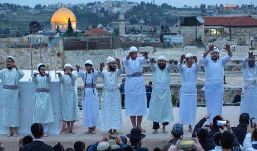 مستوطنون يؤدون طقوسا تلمودية خلال أحد أعياد الفصح السابقة في البلدة القديمة بالقدس المحتلة