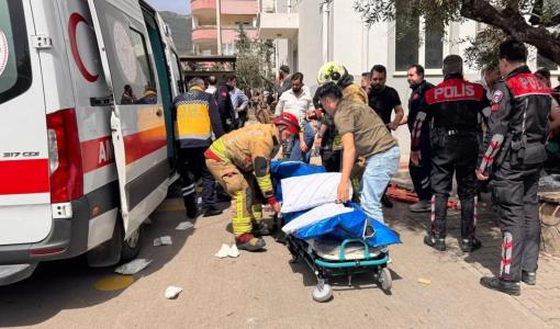 مسعفون ينقلون القتلى والمصابين في هجوم على مدرسة في كهرمان مرعش بجنوب تركيا وسط انتشار للشرطة 15/4/2026 | إعلام تركي