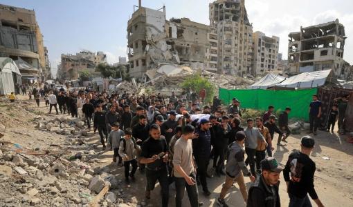 مشيعون يحملون جثمان الفلسطيني عبد الرحمن الخضري الذي استشهد في غارة إسرائيلية على مدينة غزة 6/4/2026 | رويترز