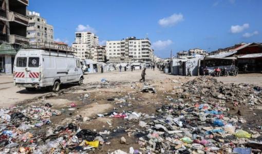 مياه صرف صحي ونفايات تحاصر خيام النازحين في غزة | وكالة الأنباء الفرنسية