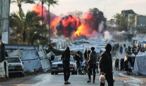 نيران تتصاعد من مكان استهدفه الاحتلال قرب مخيم للنازحين بدير البلح وسط قطاع غزة | أرشيفية أسوشييتد برس