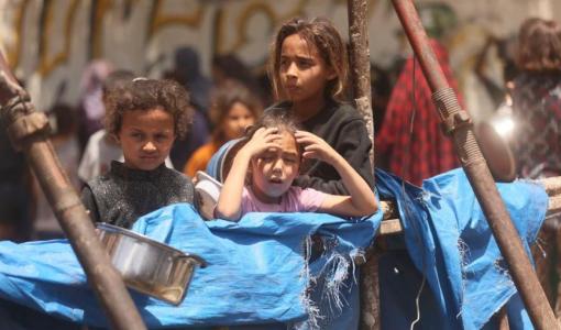 أطفال في قطاع غزة خلال انتظارهم المساعدات الغذائية | UN News