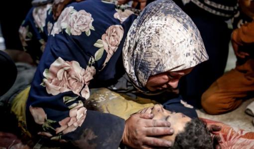 أم الشهيد محمود سحويل تودعه الوداع الأخير | مواقع التواصل