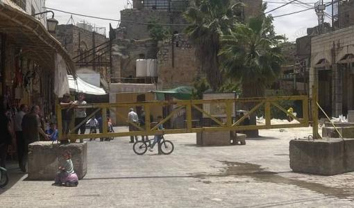 بوابة حديدية نصبها الاحتلال على مدخل البلدة القديمة في مدينة الخليل 20/5/2026 | فلسطين بوست