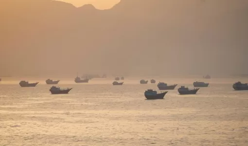 سفن راسية في مضيق
