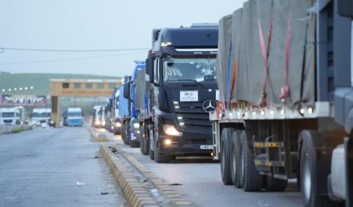 شاحنات محملة بالمواد الإغاثية ضمن قافلة المساعدات الخامسة إلى لبنان