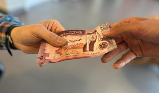 شخص يعطي آخر خمسين دينارا | حسنى