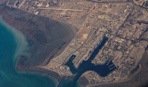 صورة جوية سابقة لميناء بندر عباس الإيراني المطل على مضيق هرمز | رويترز