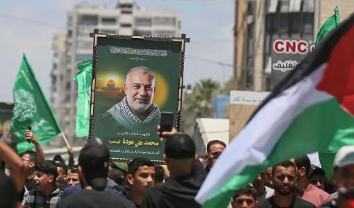 فلسطينيون خلال جنازة محمد عودة قائد أركان كتائب القسام الذي اغتيل في غارة إسرائيلية على مدينة غزة | الأناضول