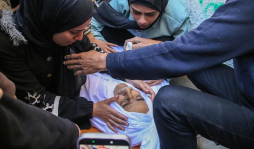 فلسطينيون يودعون شهيدهم الذي ارتقى بفعل تواصل حرب الإبادة على قطاع غزة | Getty Images