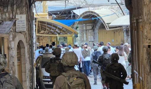 قوات الاحتلال خلال تأمين اقتحام مستوطنين للبلدة القديمة بمدينة الخليل 16/5/2026 | فلسطين بوست