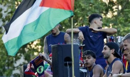 لامين يامال يحمل علم فلسطين