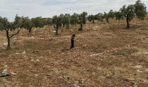 من موقع سقوط أحد أجزاء الطائرة المسيرة في أرض زراعية بمنطقة بليلة في محافظة جرش 20/5/2026 | مواقع التواصل