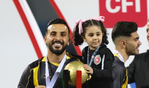 يزيد أبو ليلى خلال تكريمه مع فريق الحسن إربد بالكأس 16/5/2026