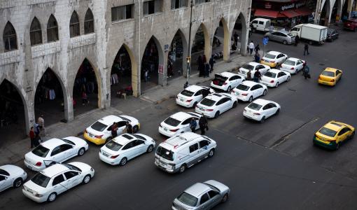 مجموعة من سيارات السرفيس بمنطقة وسط البلد في العاصمة عمان | حبر