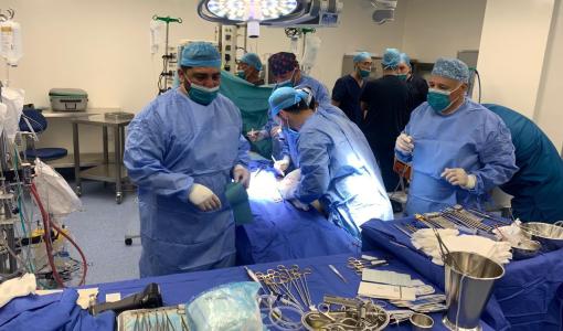 الكادر الطبي أثناء تحضيره لمريض سيخضع لأول عملية قلب مفتوح في مستشفى الزرقاء الحكومي 1/6/2026 | وزارة الصحة