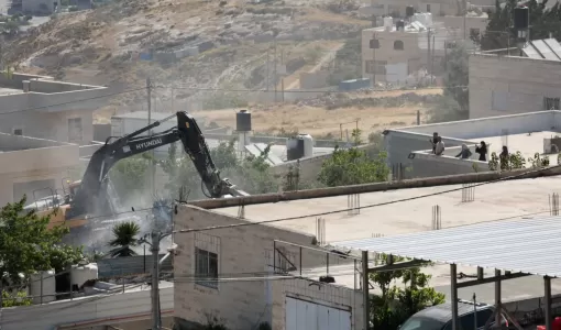 حفارة إسرائيلية تهدم مبنى للفلسطينيين في الضفة الغربية | رويترز